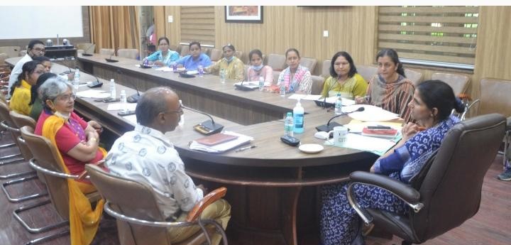 देहरादून : जिलाधिकारी श्रीमती सोनिका की अध्यक्षता में ऋषिपर्णा सभागार कलेक्ट्रेट में बाल कल्याण समिति की बैठक आयोजित की गई।