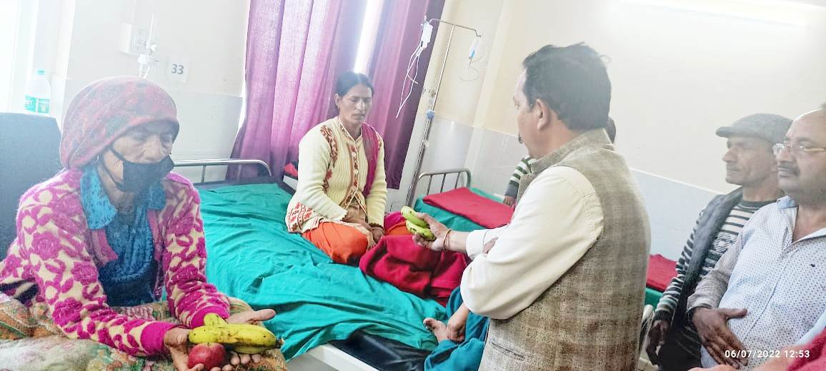 मसूरी उत्‍तराखंड न्यूज़ : उपजिला अस्पताल में भाजपा ने जनसंघ के संस्थापक डा. मुखर्जी की जयंती पर मरीजों को फल बांटे.