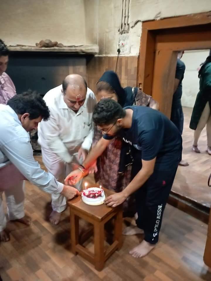 जौनसार-बावर न्यूज़ : हनोल महासू देवता मंदिर के गर्भ गृह में पश्चिम सभ्यता के अनुसार केक काटकर जन्मदिन मनाया गया