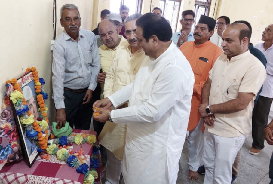 देहरादून : आज महापौर सुनील उनियाल गामा ने श्रीदेव सुमन की पुण्यतिथि पर टिहरी नगर में श्रद्धांजलि कार्यक्रम के अवसर पर कहाँ : बीज यदि स्वयं न खिल पाए तो वह अपने को सड़ा- गला कर दूसरे के लिए खाद बन जाता है।