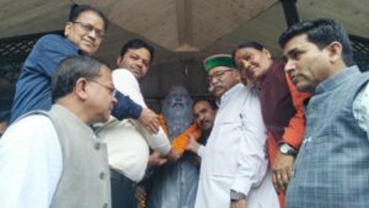 मसूरी : नगर पालिका परिषद के अध्यक्ष अनुज गुप्ता ने इंद्रमणि बडोनी चौक पर स्वर्गीय इंद्रमणि बडोनी की आदमकद प्रतिमा का अनावरण किया