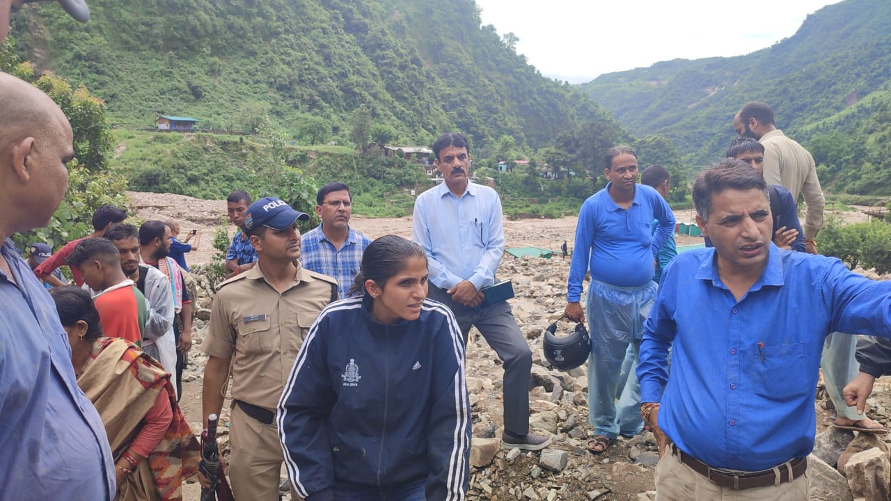 देहरादून : प्रभावित क्षेत्रों के दौरे पर रही जिलाधिकारी सोनिका , भारी वर्षा से कई क्षेत्रों में नुकसान होने की खबर