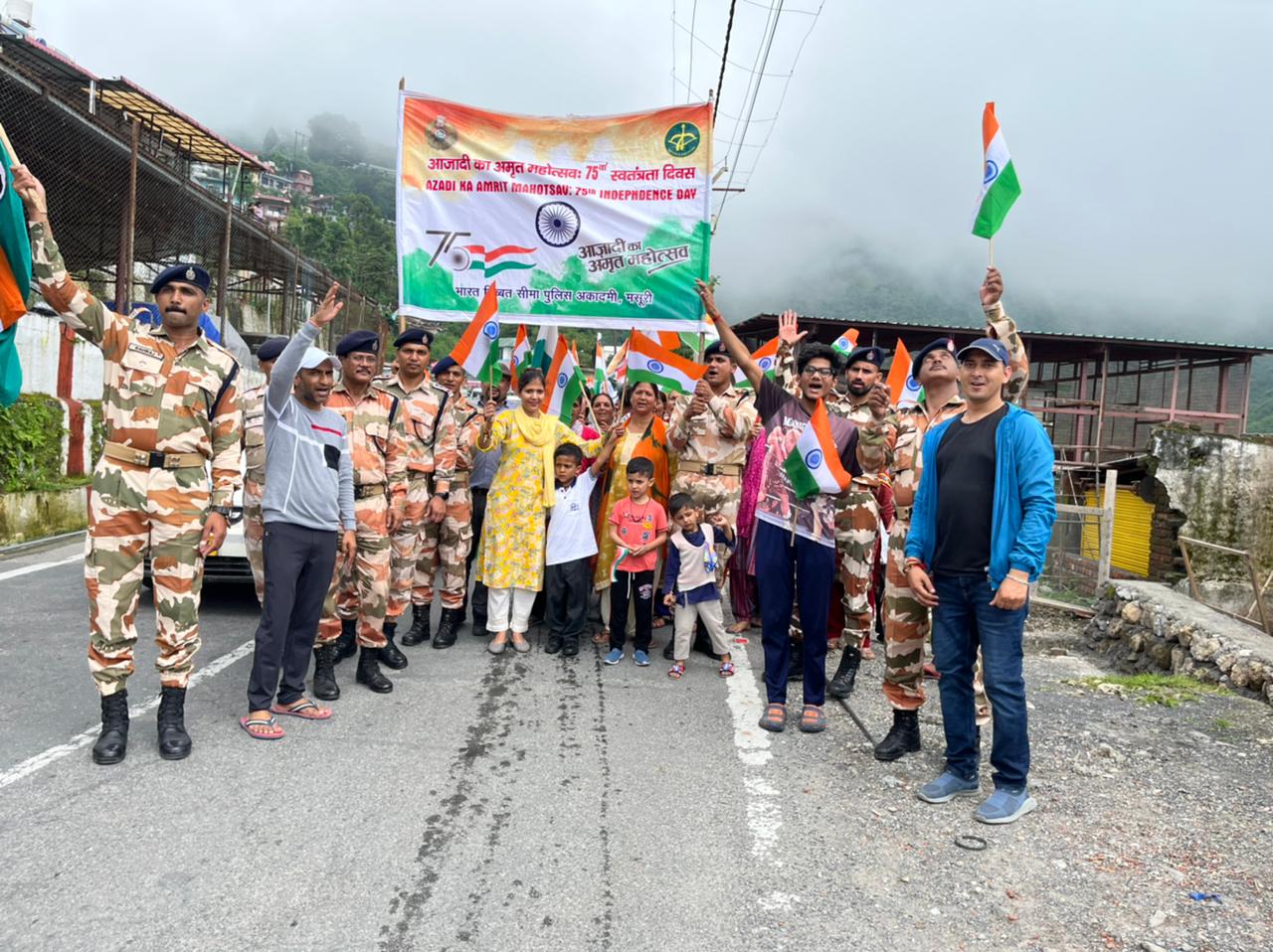 क्यारकुली भटटा : ग्रामीणों ने आईटीबीपी जवानों के साथ बांसागाड तक निकाली तिरंगा यात्रा