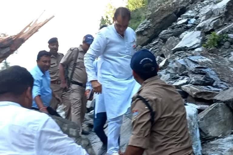 टिहरी गढ़वाल : उत्तराखंड में टूट रहे पहाड़, भूस्खलन क्षेत्र को कैबिनेट मंत्री प्रेमचंद ने पैदल पार किया