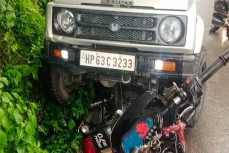 मसूरी में राष्ट्रीय राजमार्ग-707 ए पर लक्ष्मणपुरी के पास एक मारुति जीप और बाइक की आमने-सामने टक्कर हो गई , दो घायल