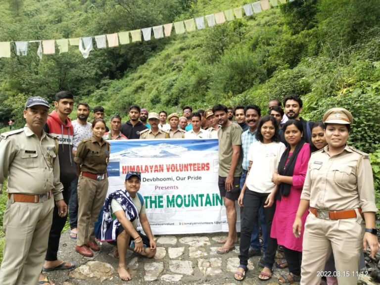 मसूरी : हिमालय वाॅलिटियर्स ने वन विभाग के सहयोग से कैम्पटी में लगाए पौधे