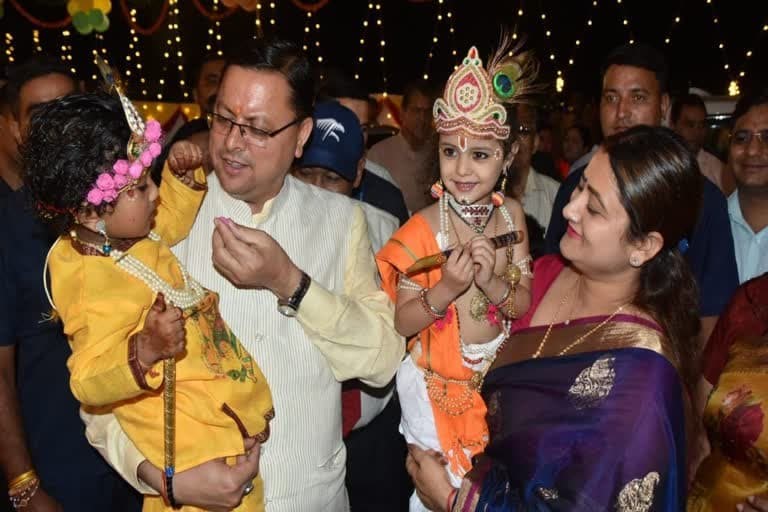 देहरादून : उत्तराखंड में कृष्ण जन्माष्टमी का जश्न, पुलिस लाइन के कृष्ण उत्सव में शामिल हुए सीएम धामी