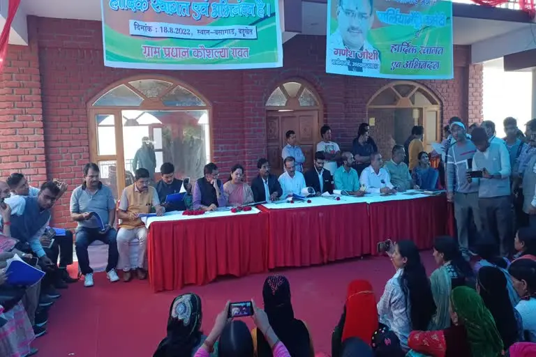 मसूरी : 30 सदस्यीय पार्लियामेंट्री समिति की टीम पहुंची मसूरी, बांसागाड़ गांव का किया निरीक्षण