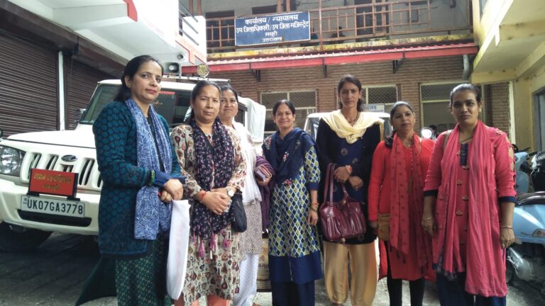 मसूरी केंद्र तक माल पहुंचाने की मांग को लेकर आंगनबाड़ी कार्यकर्ताओं ने एसडीएम को दिया ज्ञापन