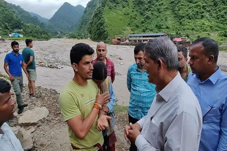 देहरादून : हरीश रावत ने सरखेत के आपदा प्रभावित क्षेत्र का किया दौरा, सुनी लोगों की समस्याएं