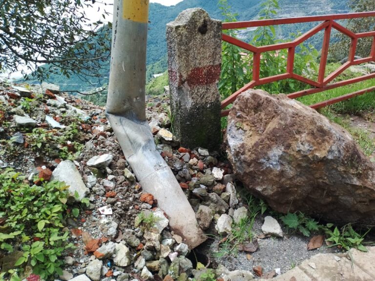 मसूरी : स्प्रिग रोड पर एक रिहायशी इमारत के ऊपर एक पहाडी से बड़े बड़े बोल्डर गिरने से भवन का एक हिस्सा क्षतिग्रस्त, बड़ा हादसा टला