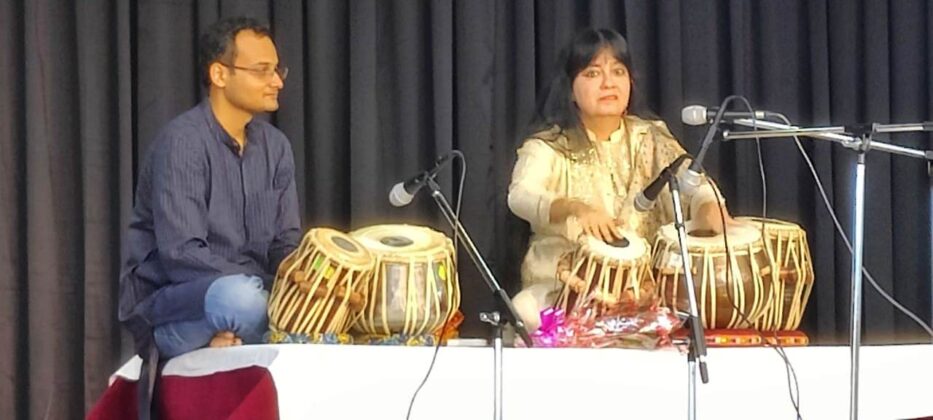 मसूरी : राष्ट्रपति पुरस्कार और 'भारत की लक्ष्मी' पुरस्कार से सम्मानित प्रख्यात महिला तबला वादक अनुराधा पाल ने दी तबला वादन की खूबसूरत प्रस्तुति, दंग रह गए स्रोता
