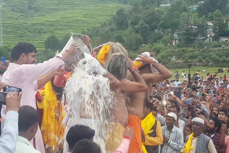 उत्तरकाशी : 150 लीटर दूध से किया हरि महाराज का अभिषेक, तांदी नृत्य में ग्रामीणों ने जमकर किया नृत्य