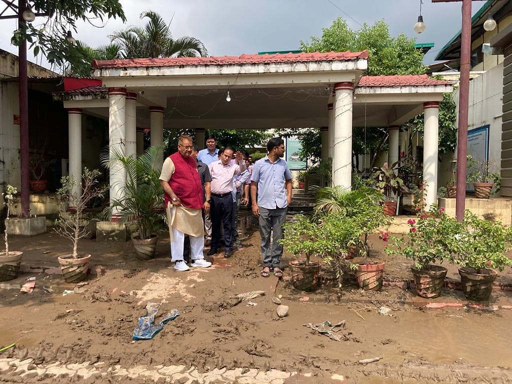 देहरादून : उत्तराहाट कार्यालय का निरीक्षण करते ग्राम्य विकास मंत्री गणेश जोशी