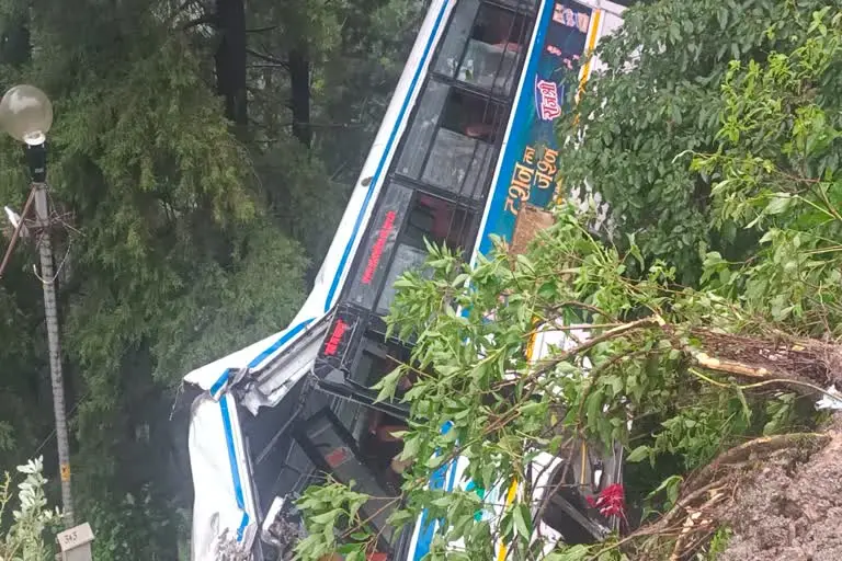 मसूरी लाइब्रेरी मार्ग पर आईटीबीपी गेट के पास आज दोपहर दर्दनाक हादसा , 17 की हालत नाजुक