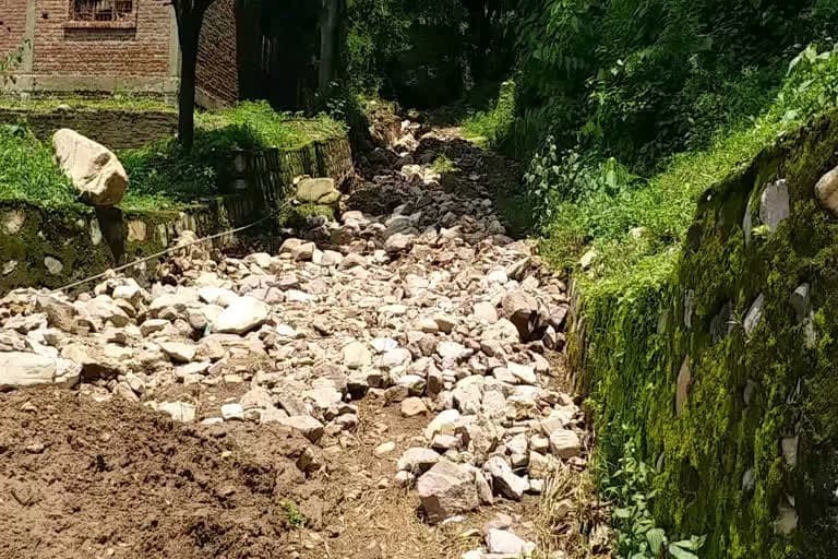 डोईवाला में पहाड़ों को काटकर की गई प्लाटिंग का मलबा कई घरों में घुसा, ग्रामीण परेशान