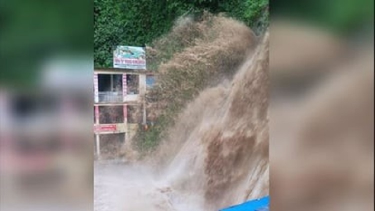 मसूरी : कैंपटी फॉल भारी बारिश के बाद उफान पर आया , लोगो में हड़कंप मचा