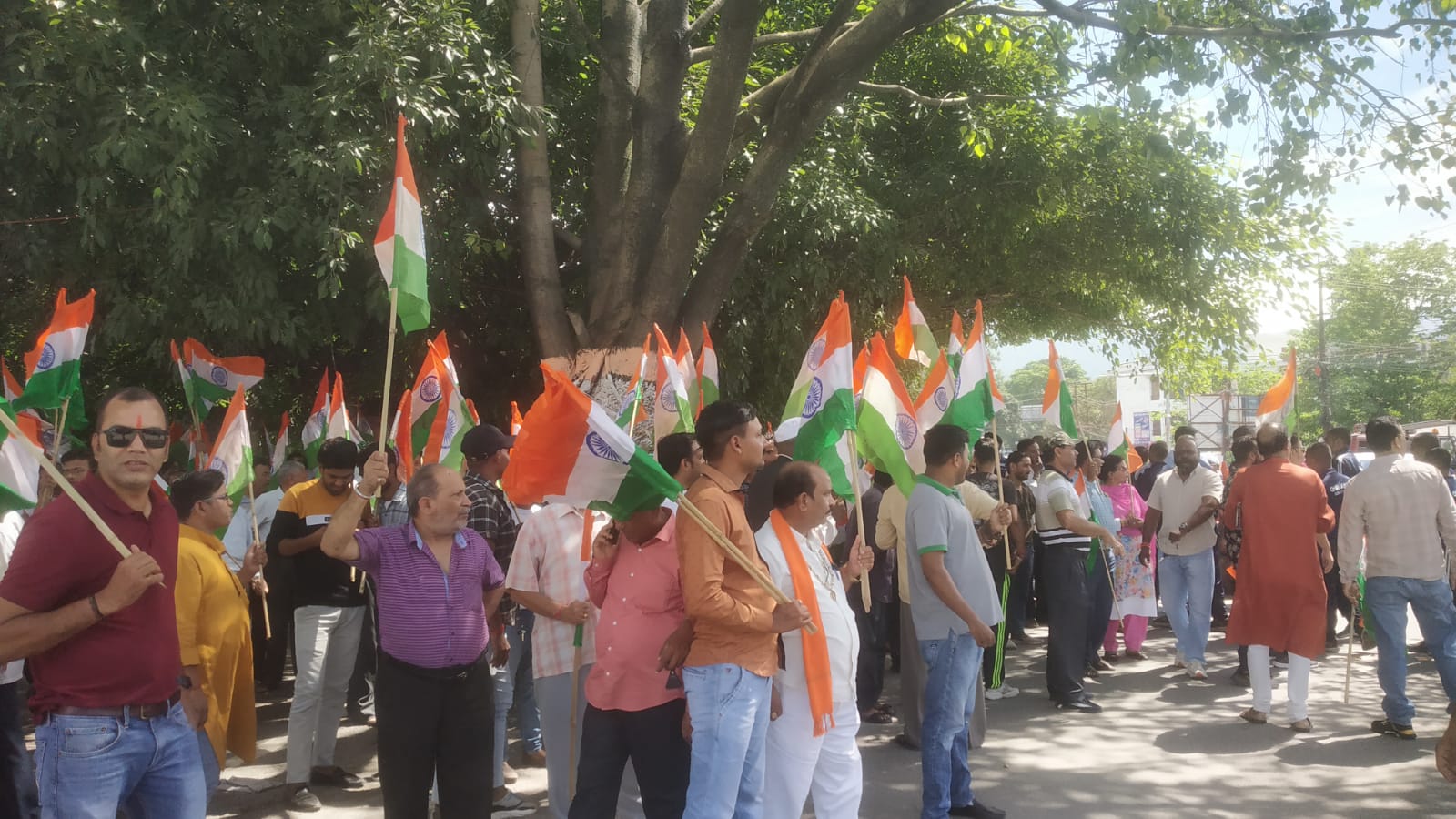 हर घर तिरंगा : देहरादून में फहराया 300 मीटर लंबा तिरंगा, मानव श्रृंखला बनाकर हजारों लोगों ने लिया रैली में हिस्सा