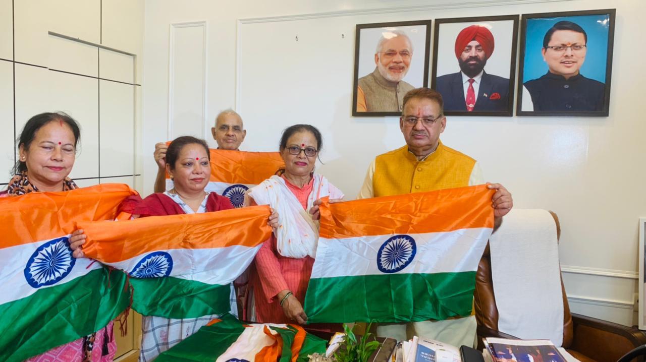 देहरादून : हर घर तिरंगा अभियान के तहत झण्डा वितरण करते कैबिनेट मंत्री गणेश जोशी
