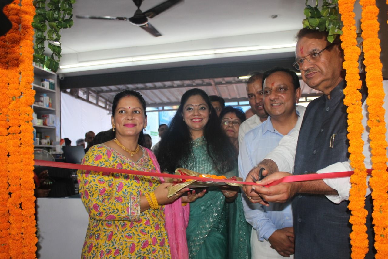 देहरादून : सहस्त्रधारा रोड़ में डेंटल पार्क का उद्घाटन करते कृषि मंत्री गणेश जोशी।