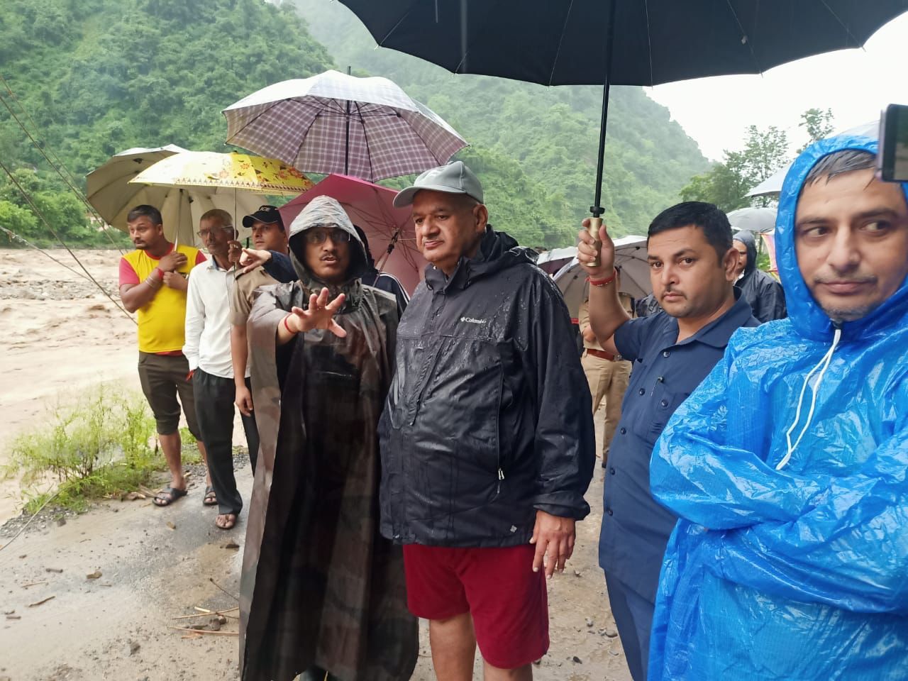 देहरादून के सरखेत में आपदा प्रभावित क्षेत्र का स्थलीय निरीक्षण करते कृषि मंत्री गणेश जोशी