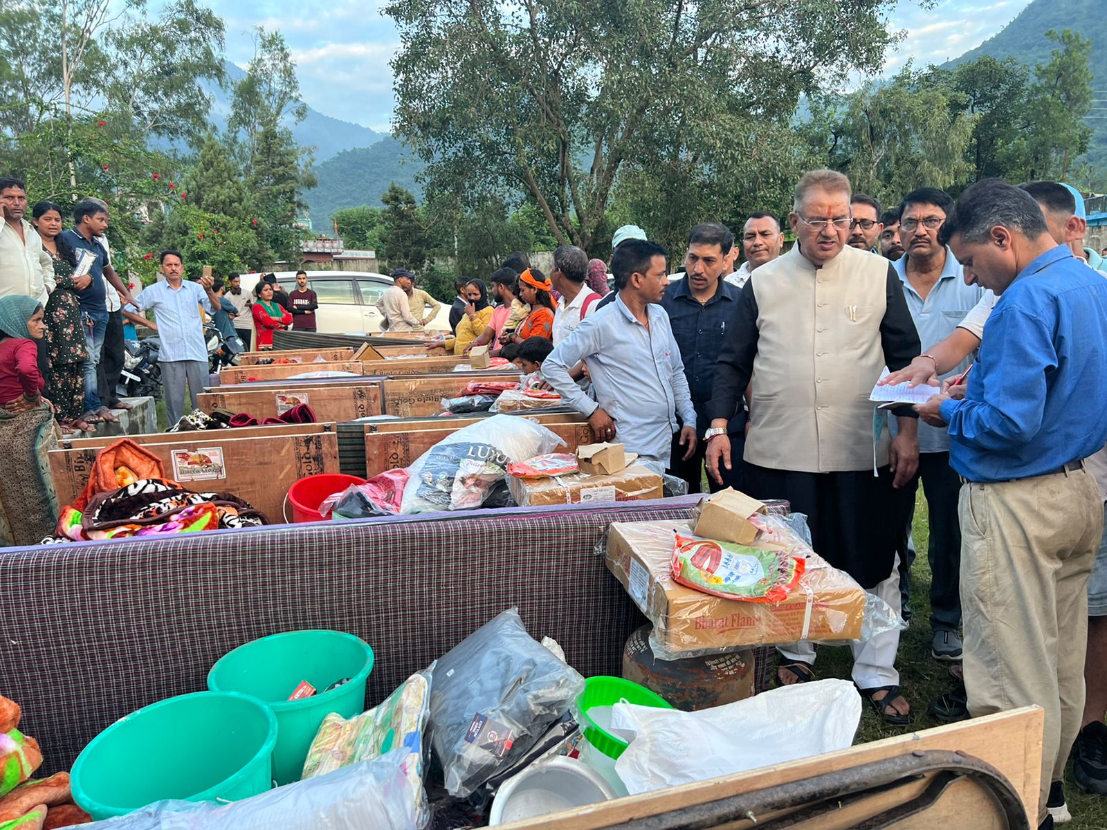 देहरादून : सरखेत में आपदा प्रभावितों को राहत सामग्री वितरित करते मंत्री गणेश जोशी