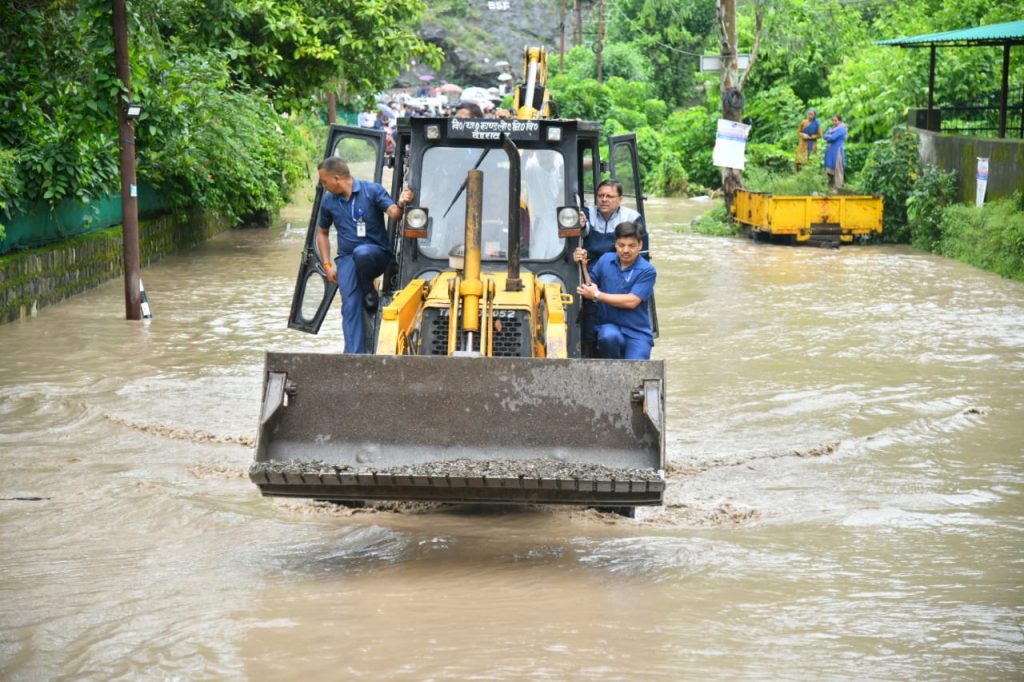 टिहरी : सीएम पुष्कर सिंह धामी ने JCB में चढ़कर टिहरी तहसील धनोल्टी के कुमाल्टा व आसपास  के प्रभावित इलाके का दौरा किया