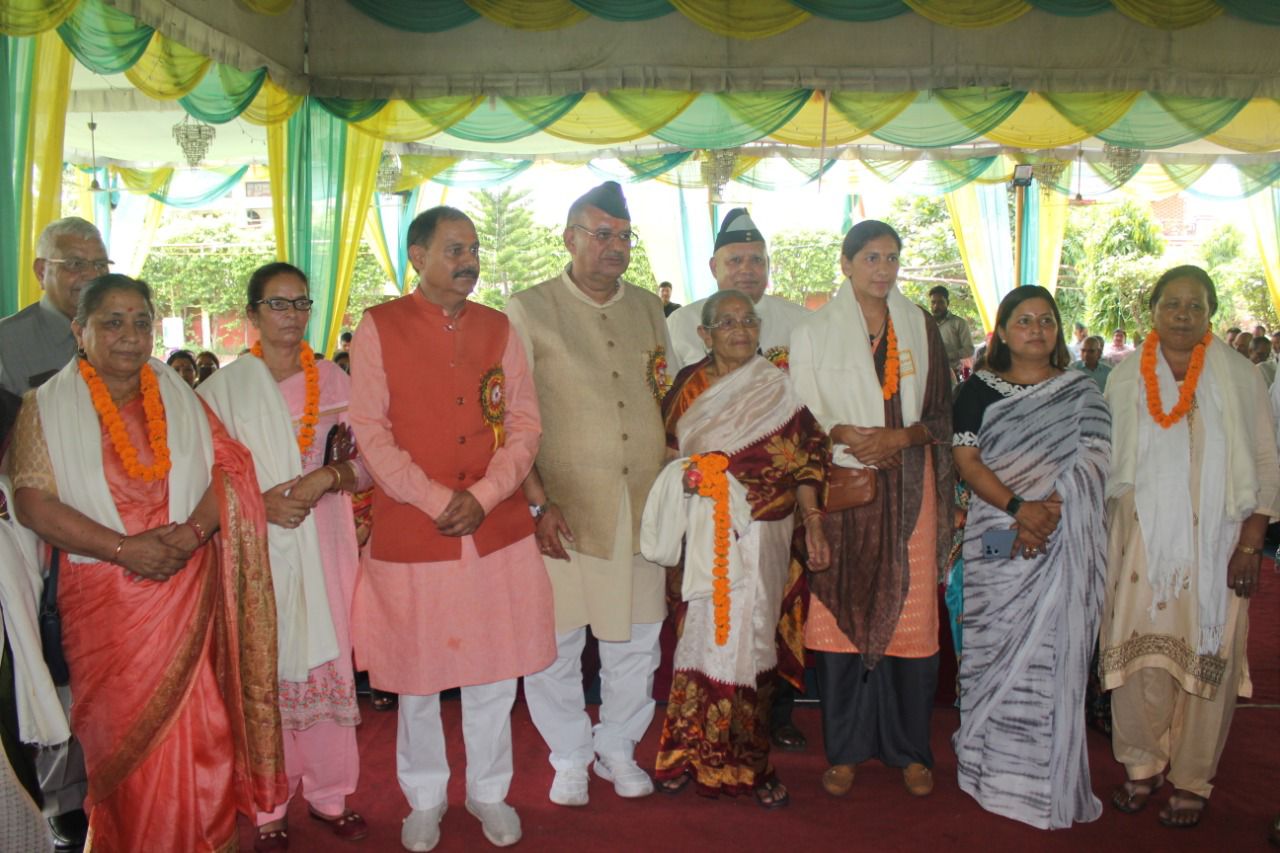 देहरादून : पूर्व सैनिक अर्द्ध सैनिक संगठन के 29वां स्थापना दिवस में वीर नारियों को सम्मानित करते सैनिक कल्याण मंत्री गणेश जोशी