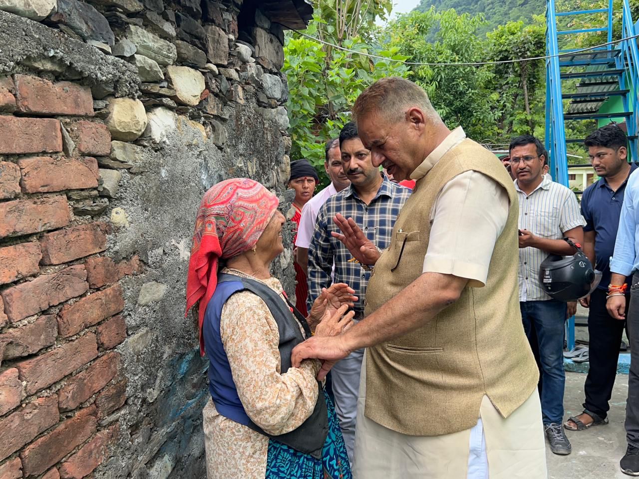 टिहरी के आपदा प्राभावित क्षेत्र कुमाल्डा पहुँच मंत्री गणेश जोशी किया निरीक्षण