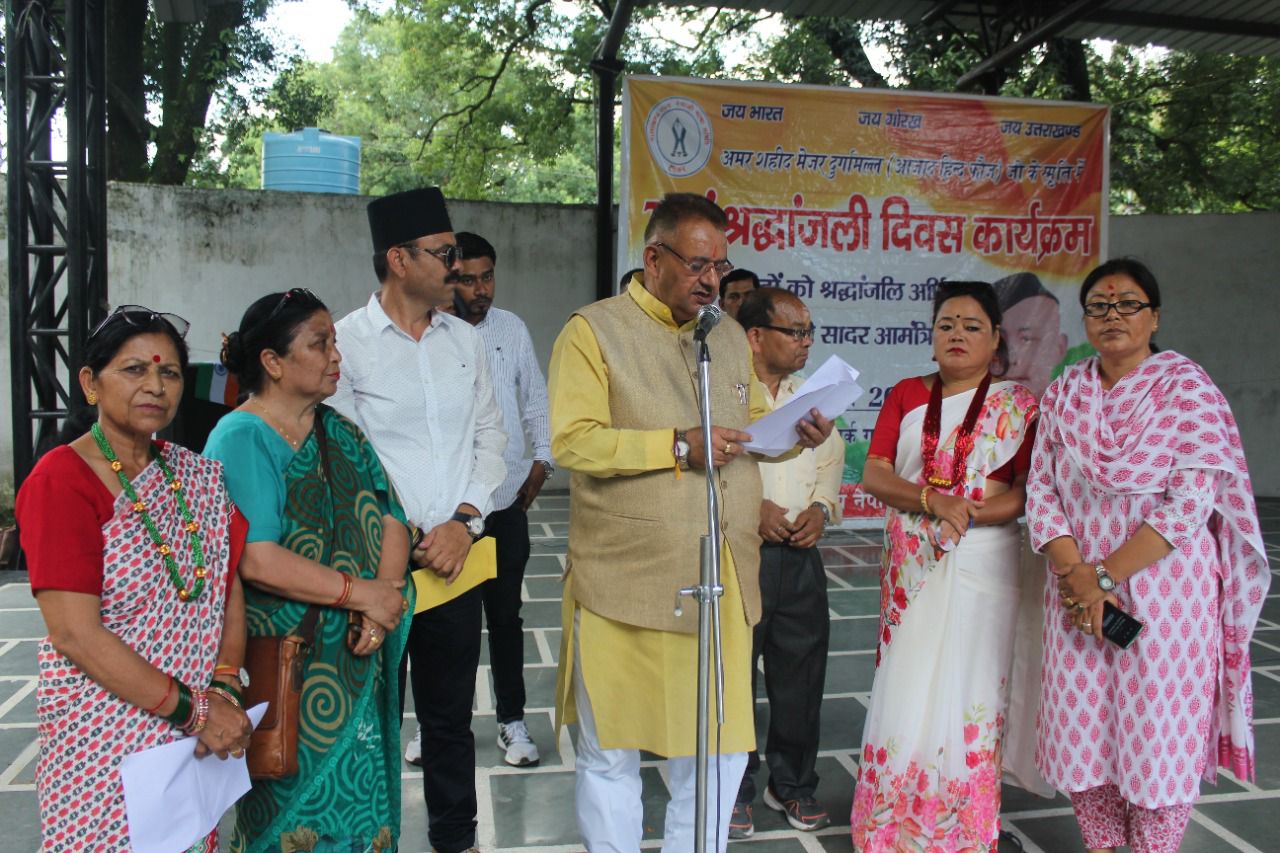 देहरादून : शहीद मेजर दुर्गा मल्ल की पुण्यतिथि पर उन्हें श्रद्धांजलि अर्पित करते मंत्री जोशी