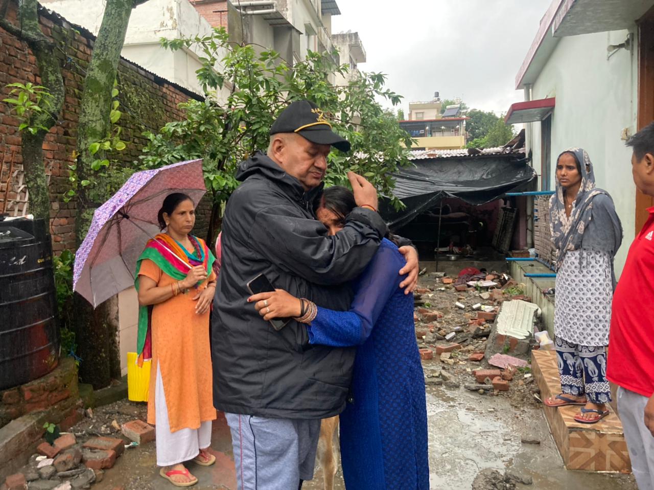 देहरादून : आपदा प्रभावित काँठबंगला में राहत बचाव कार्यो का जायजा लेते कृषि मंत्री गणेश जोशी