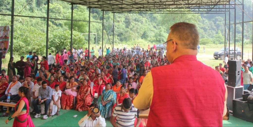देहरादून : गल्जवाडी में आयोजित तीज महोत्सव कार्यक्रम में प्रतिभाग करते मंत्री जोशी