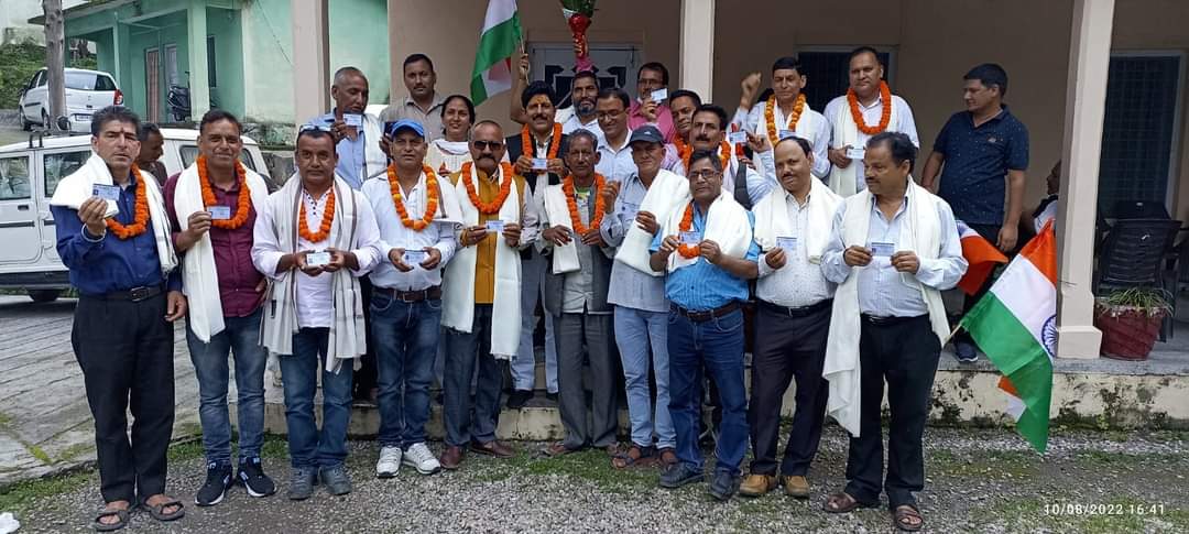 धनौल्टी उप जिलाधिकारी लक्ष्मी राज चौहान के द्वारा 17 चिन्हित राज्य आंदोलनकारियों को फूल मालाओं के साथ पहचान पत्र देकर सम्मानित किया गया