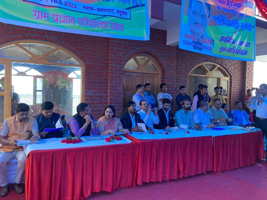 देहरादून : एससी/एसटी की पार्लियामेंट कमेटी के अध्यक्ष का स्वागत करते मंत्री गणेश जोशी