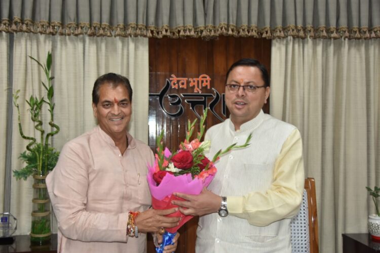 देहरादून : कैबिनेट मंत्री डॉ प्रेमचंद अग्रवाल ने जन्माष्टमी की पूर्व संध्या पर मुख्यमंत्री पुष्कर सिंह धामी से मुलाकात की