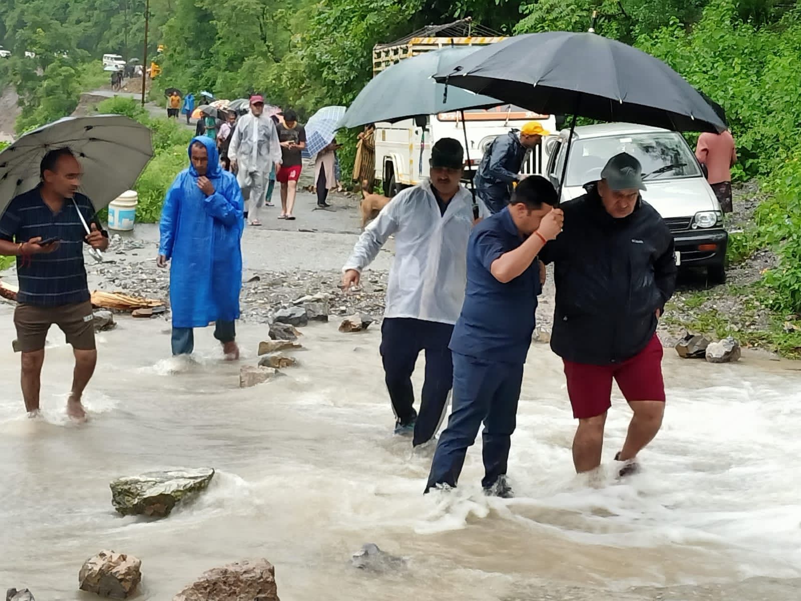 देहरादून : मालदेवता में देर रात बादल फटने से सात घर बह गए ,सौंग नदी के उफान से रायपुर और थानो को जोड़ने वाला पुल भी टूटा