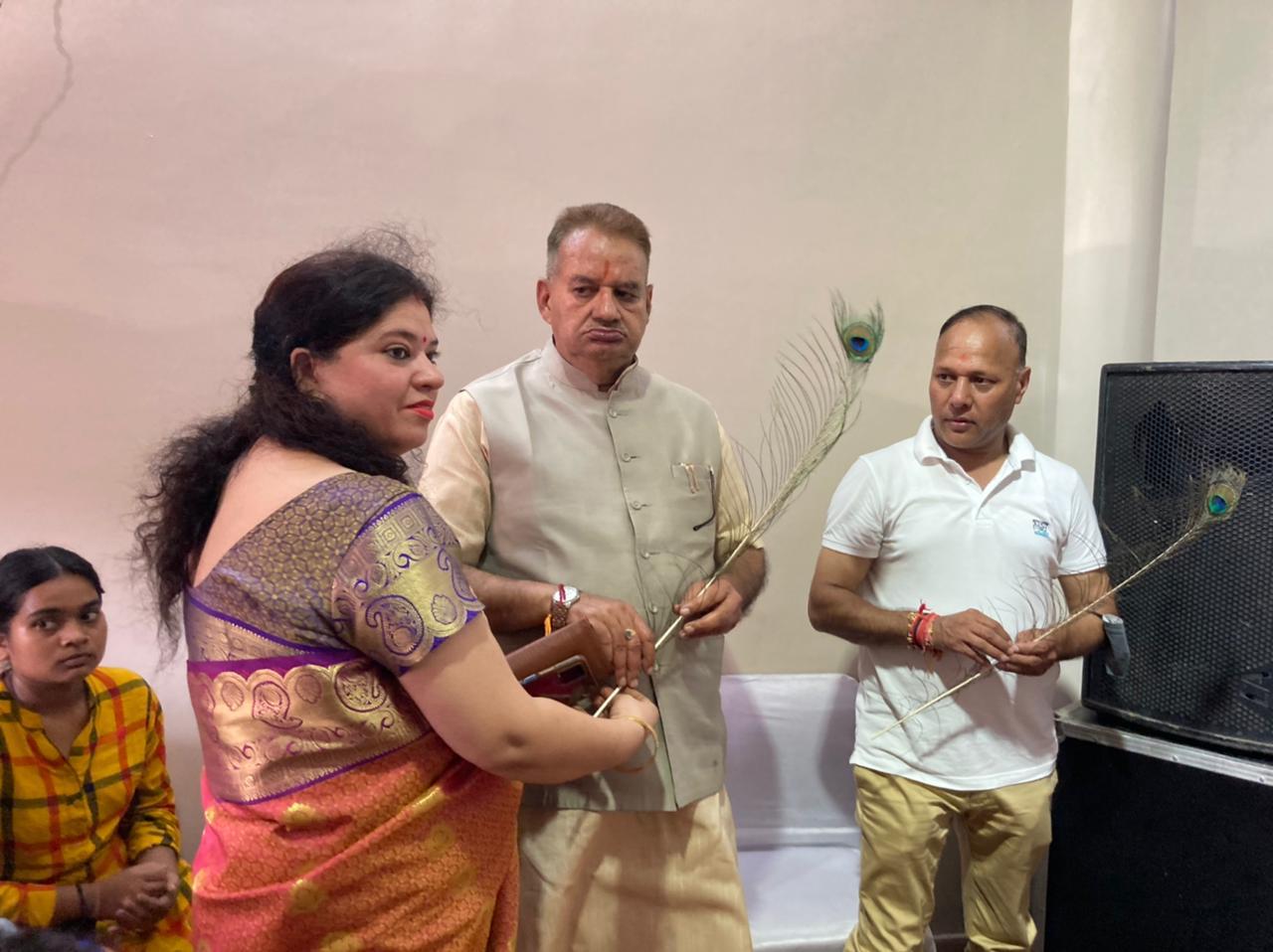 देहरादून : कृष्णा जन्मोत्सव कार्यक्रम के प्रतिभाग करते मंत्री गणेश जोशी