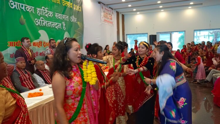 मसूरी में मनाई हरतालिका तीज, नेपाली सिंगर के गानों पर महिलाओं ने किया डांस