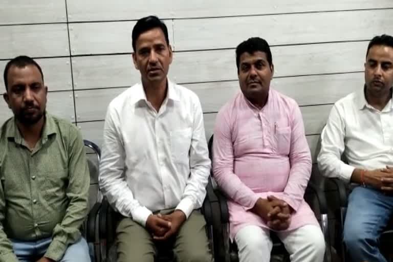 मसूरी में राष्ट्रीय आंदोलन के राष्ट्रीय अध्यक्ष विजय कुमार बंधु ने पुरानी पेंशन की बहाली के लिए आंदोलन को और गति देने की बात कही