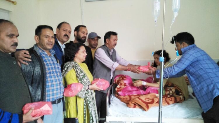मसूरी में मुख्यमंत्री पुष्कर सिंह धामी का जन्मदिन भाजपा कार्यकर्ताओं ने धूमधाम से मनाया