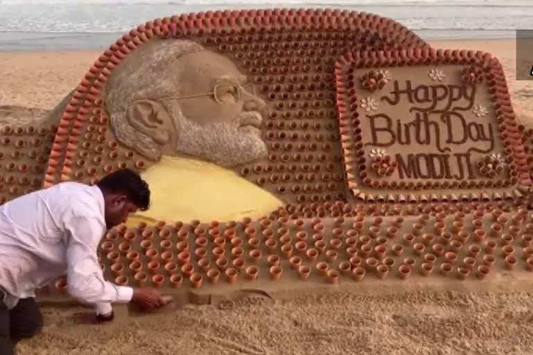 पुरी : रेत कलाकार ने पीएम मोदी को दी जन्मदिन की बधाई, प्यालों से बनाई मूर्ति