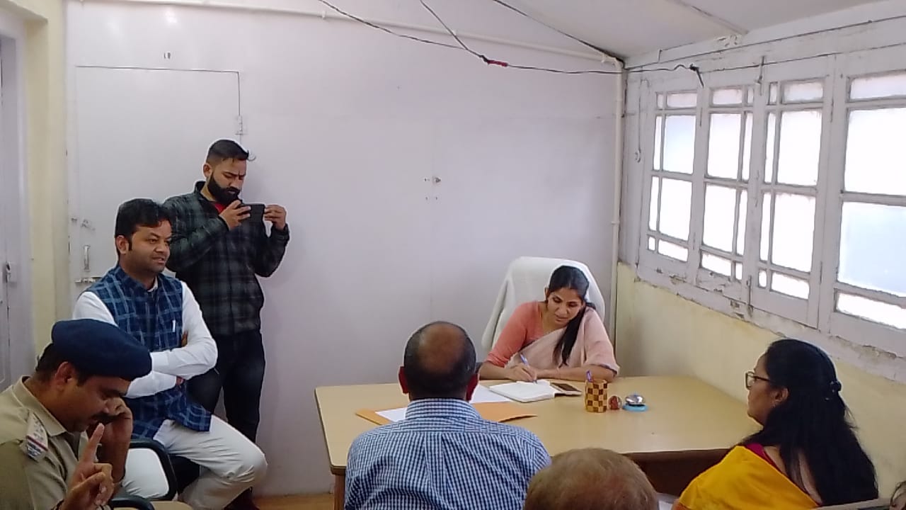 मसूरी : डीएम सोनिका इन एक्शन : सड़कों की बदहाली देख पारा चढ़ा, पेयजल निगम के खिलाफ प्राथमिकी दर्ज करने के दिए निर्देश