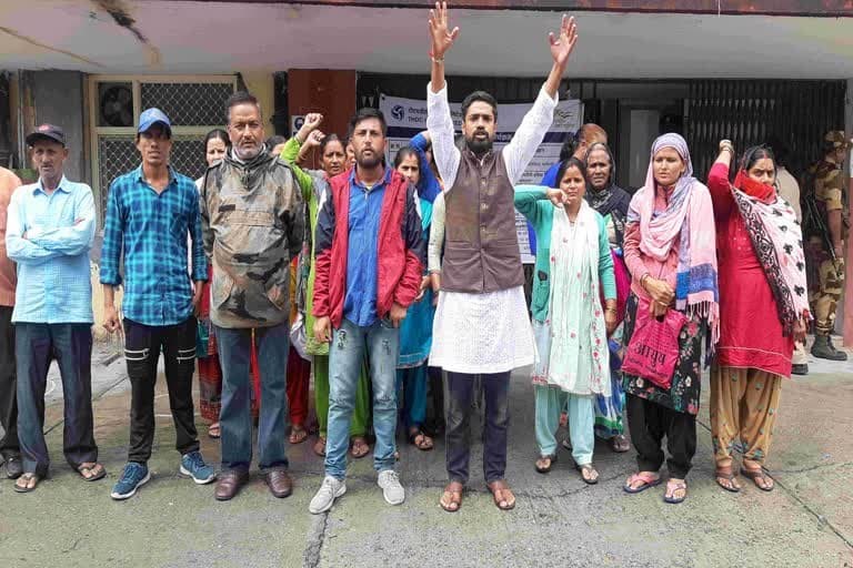 टिहरी : डैम प्रभावित गांवों के लोगों ने विस्थापन की मांग को लेकर टीएचडीसी कार्यालय के बाहर धरना दिया
