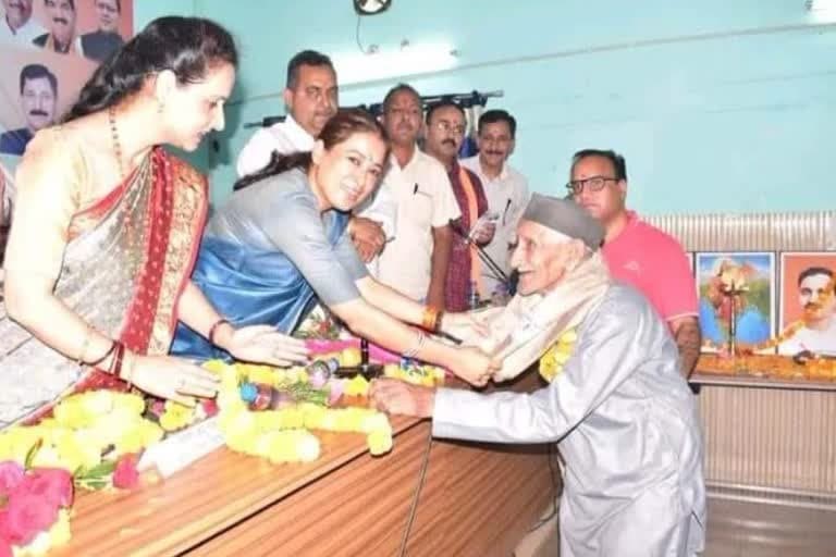 विकासनगर के स्वच्छता पखवाड़ा में कैबिनेट मंत्री रेखा आर्य ने लोगों को किया सम्मानित