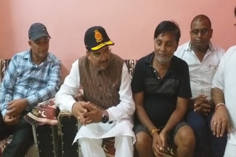 हल्द्वानी : रक्षा राज्य मंत्री अजय भट्ट दिवंगत जेसीओ धर्मेंद्र गंगवार के परिवार से मिले , सांत्वना दी