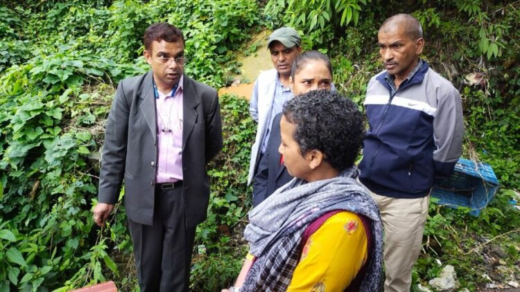 मसूरी - सड़कों और सीवरों का संयुक्त निरीक्षण नगर प्रशासन और नगर निगम प्रशासन ने किया.