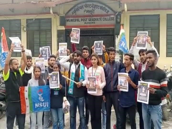 मसूरी : अंकिता की हत्या पर एनएसयूआई छात्र संघ ने मसूरी एमपीजी कॉलेज के मुख्य द्वार पर राज्य की भाजपा सरकार के खिलाफ जमकर प्रदर्शन किया ,दोषियों को फांसी देने की मांग