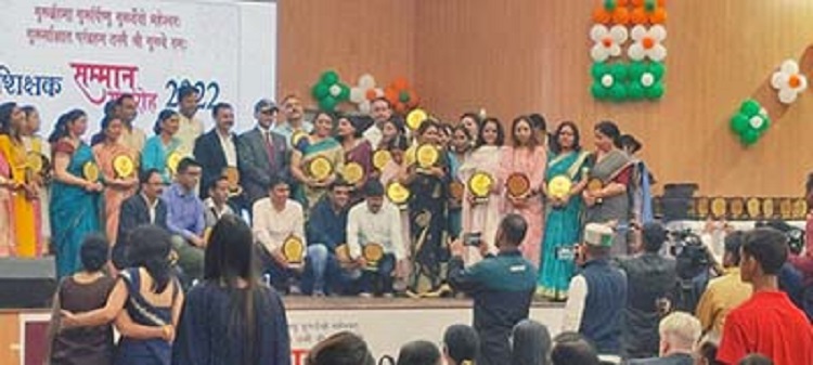 मसूरी : एतिहासिक शिक्षक सम्मान समारोह पालिकाध्यक्ष ने आयोजित किया , 900 शिक्षकों को किया गया सम्मानित हिंदी व अंग्रेजी स्कूलों के