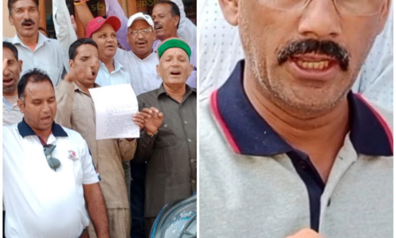 जौनपुर ठेकेदार संघ ने सरकार विरोधी नारे लगाकर विरोध प्रदर्शन किया।