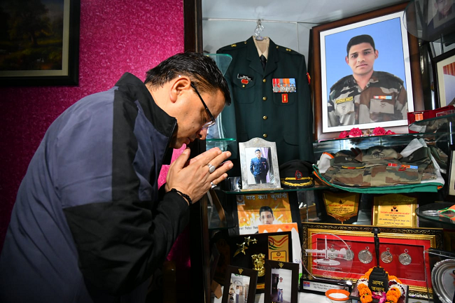 उत्तराखंड : पीएम मोदी के जन्मदिन पर शहीदों के घर पहुंचे सीएम धामी, दी श्रद्धांजलि, घर के बाहर झाडू लगाकर घर की सफाई की